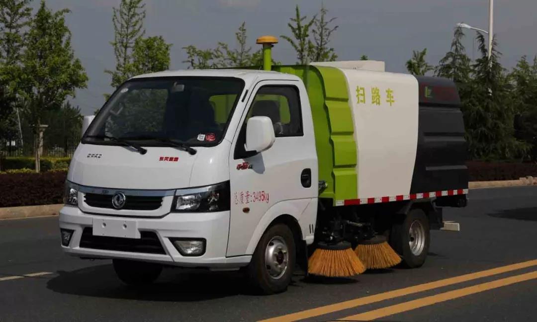 程力批量環(huán)衛(wèi)車助力“2018世界華人尋根節(jié)“環(huán)衛(wèi)清潔，為中國專汽之都增添榮耀受到社會各界廣泛贊譽